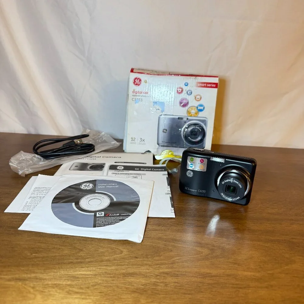 GE C1233 12.1MP Digital Camera - Black - Tested Works - Complete